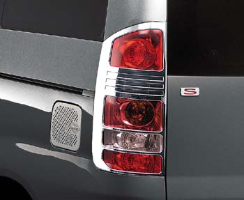 Rear combination garnish